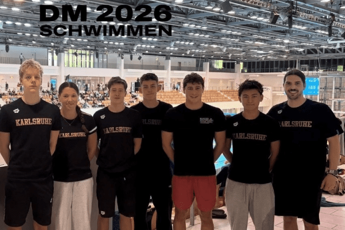 Gruppe von sechs Schwimmern in Schwarz mit "Karlsruhe"-Aufdruck, stehend in einem Schwimmbad bei der DM 2026.