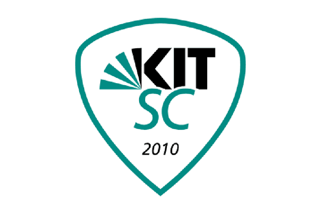 Logo des KIT SC, in Schildform mit dem Text "KIT SC" und der Jahreszahl "2010" in Schwarz und Türkis.