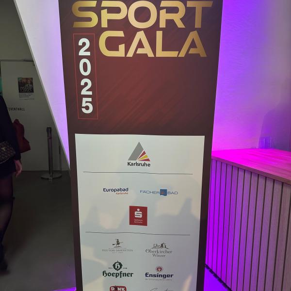 Banner zur Sportgala 2025 in Karlsruhe mit Sponsorenlogos und goldener Schrift auf rotbraunem Hintergrund.