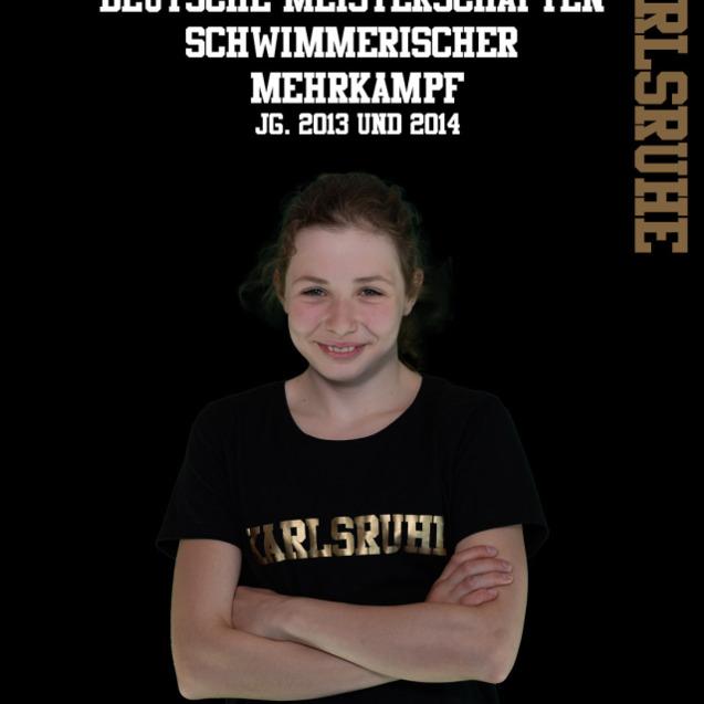 Junge Schwimmerin mit verschränkten Armen, trägt T-Shirt mit „Karlsruhe“, Hintergrund schwarz, Text oben.