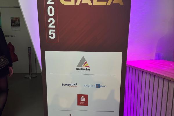 Banner zur Sportgala 2025 in Karlsruhe mit Sponsorenlogos und goldener Schrift auf rotbraunem Hintergrund.
