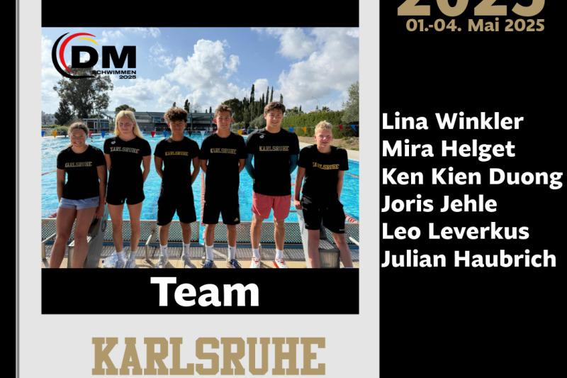 Sechs Schwimmer des Teams Karlsruhe posieren in schwarzen T-Shirts vor einem Schwimmbecken in Berlin.