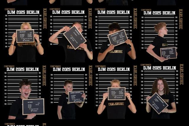 Collage von zwölf Jugendlichen in T-Shirts, die Plakate mit „DJM 2025 Berlin“ und „Karlsruhe“ halten.