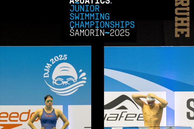 Zwei Schwimmer in Wettkampfbekleidung stehen an einer Startblcke am Beckenrand bei den Junior Schwimmmeisterschaften 2025.