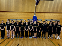 v.l.n.r.vorne: Liva Feix; Lovis Schönbeck; Elin Köcher; Sophia Prinz; Kimia Sua Azad; Elisabeth Weible; Malou Schrep; Bogdan Aslau; Kai Duong; Luca Göhringer; Alessandro Vacca; Manuel Pilz; Raphael Neubauer. v.l.n.r. hinten: Mara Schwab; Ines Weis; Grace Navratil; Emma Heneka; Smilla Schönbeck; Johanna Marie Schmitt; Luise Kreickemeier; Erdem Ememis ; Nevio Knebel; Levi Dütsch; Karl Thome; Maximilian Bachmann