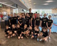 Vorne v.l.n.r.: Matthias Jiang, Anna Kreickemeier, Paul Heth, Manuel Pilz, Elisabeth Weible, Lucy Stripf, Vinzenz Lehle. Hinten v.l.n.r: Fereniki Reinstorf, Elin Köcher, Lovis Schönbeck, Philipp Schäfer, Bugra Serinkaya, Andri Vavrysh, Marc Nagel, Trainer Erik Edelmann, Valerie Bingenheimer-Zimmermann, Ajla Omerovic, Karina-Marina Ionescu, Malou Schrep