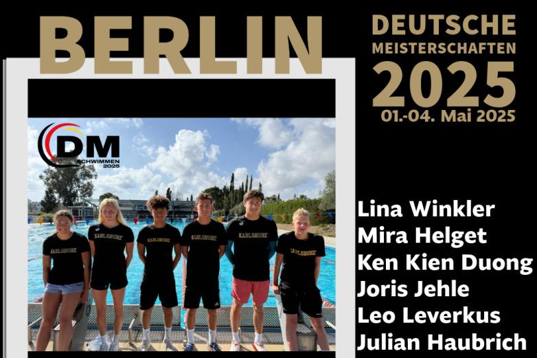 Sechs Schwimmer des Teams Karlsruhe posieren in schwarzen T-Shirts vor einem Schwimmbecken in Berlin.