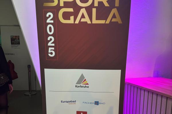 Banner zur Sportgala 2025 in Karlsruhe mit Sponsorenlogos und goldener Schrift auf rotbraunem Hintergrund.