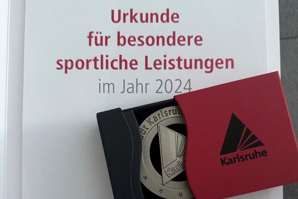 Urkunde f&uuml;r besondere sportliche Leistungen 2024 mit Medaille in rotem Etui, unterschrieben von Dr. Frank Mentrup.