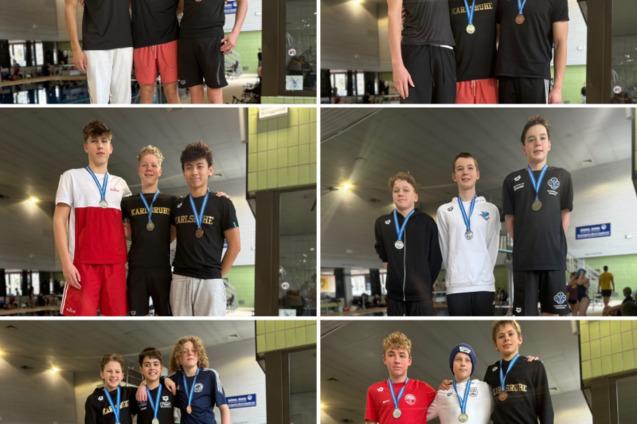 Vier Gruppen von Jugendlichen in Sportbekleidung stehen mit Medaillen um den Hals in einem Schwimmbad.