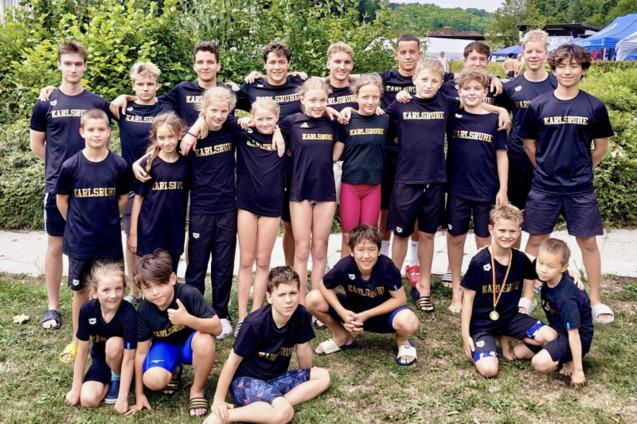 Gruppenfoto einer Schwimmermannschaft aus Karlsruhe, bestehend aus Jungen und M&auml;dchen in schwarzen T-Shirts.
