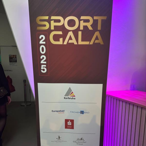 Banner zur Sportgala 2025 in Karlsruhe mit Sponsorenlogos und goldener Schrift auf rotbraunem Hintergrund.