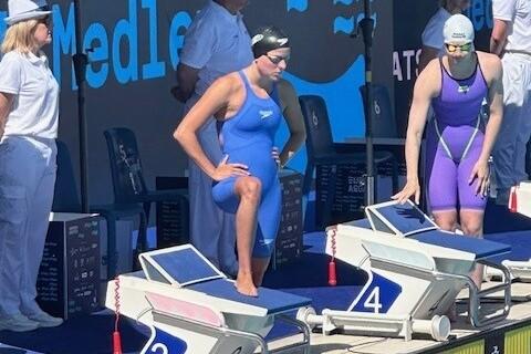 Schwimmerinnen stehen am Beckenrand, bereit f&uuml;r den Start des 200m Individual-Medley-Wettkampfs.