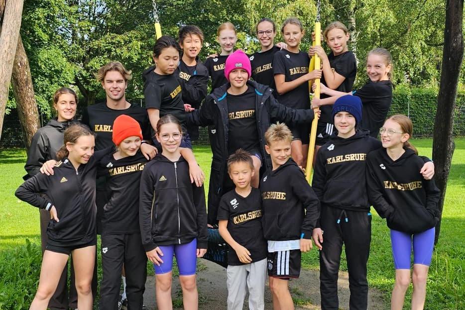 vordere Reihe v.l.n.r.: Elisabeth Weible, Fereniki Reinstorf, Malou Schrep, Matthias Jiang, Moritz Lüdke, Elin Köcher, Lucy Stripf; hintere Reihe v.l.n.r.: Mila Wazner und Erik Edelmann (Trainer), Kai Duong, Raphael Neubauer, Lovis Schönbec
